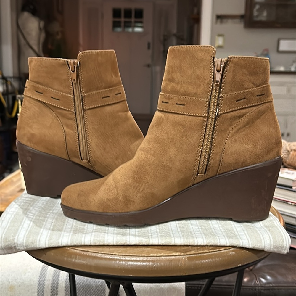 Naturalizer Women’s Jill Faux Suede Ankle Wedge Bootie, Light Brown Size 10 WIDE - Picture 3 of 16